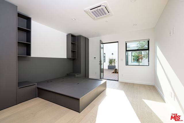 1325 Cabrillo Avenue, Venice CA: https://media.crmls.org/mediaz/8543fb1a-d9b0-40fb-bb92-39536095a4c4.jpg