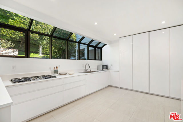 1455 Belfast Drive, Los Angeles CA: https://media.crmls.org/mediaz/8544ed32-41ac-4ea7-80db-51638cb018d2.jpg