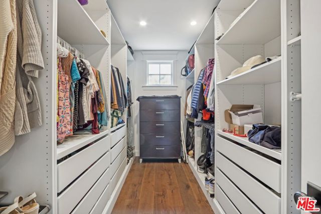 3143 Shelby Drive, Los Angeles CA: https://media.crmls.org/mediaz/8545137c-e1bf-4256-90af-75a1e28ef2e6.jpg