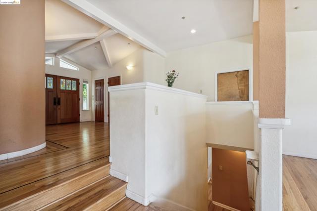 2335 Tunnel Rd, Oakland CA: https://media.crmls.org/mediaz/8545259e-1721-45c0-968c-ca5d25aefcee.jpg