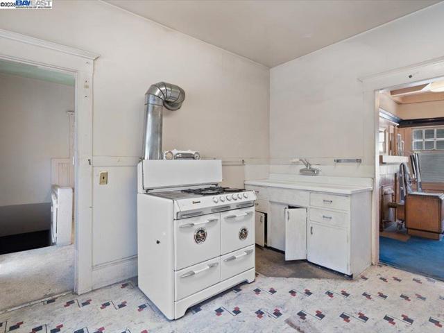 1013 Chestnut St, Oakland CA: https://media.crmls.org/mediaz/8545352e-9f70-45c4-a7f1-7b2ef0f89e6e.jpg