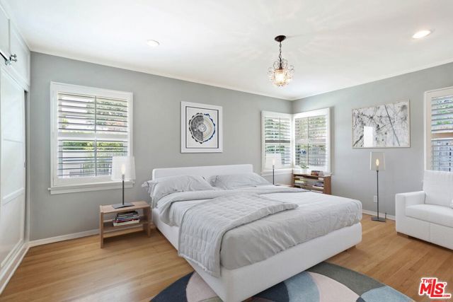 4922 Hayvenhurst Avenue, Encino CA: https://media.crmls.org/mediaz/85454020-d3de-456d-851d-21c0d3092d22.jpg