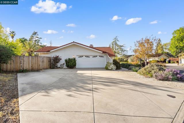 3710 Northridge Dr, Concord CA: https://media.crmls.org/mediaz/85455e6d-5bb3-4678-b048-7980adcce8c9.jpg