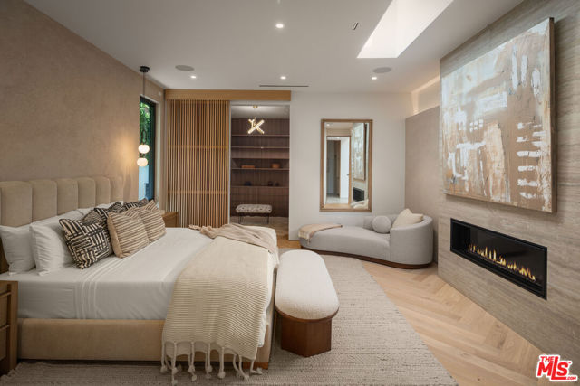 341 N Kings Road, Los Angeles CA: https://media.crmls.org/mediaz/85457113-1455-490d-b945-b0c09fceebc9.jpg