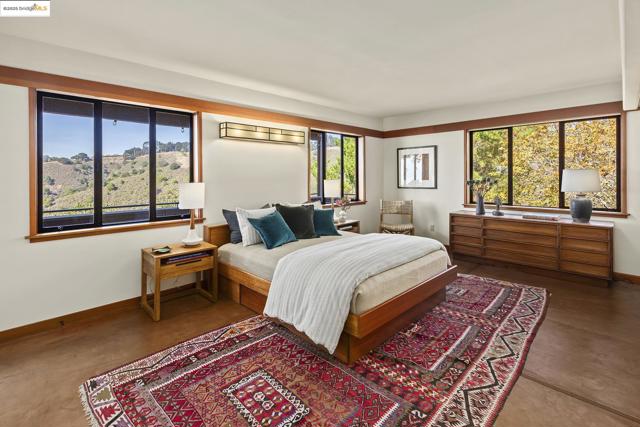 25 Dartmouth Dr, Berkeley CA: https://media.crmls.org/mediaz/8545aa74-5346-4211-8488-dad142dec0eb.jpg