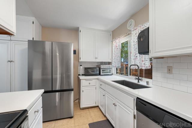 10155 Caminito Volar, San Diego CA: https://media.crmls.org/mediaz/854797a6-50d0-4f92-b079-88c95a26cba6.jpg
