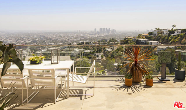 8804 Hollywood Boulevard, Los Angeles CA: https://media.crmls.org/mediaz/85482b48-9e4c-4531-adb4-94d346329f9d.jpg