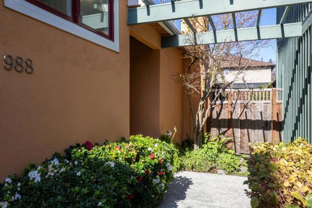 988 Menlo Avenue, Menlo Park CA: https://media.crmls.org/mediaz/8548eafa-efe2-49c8-afcf-04a55de9fcbb.jpg