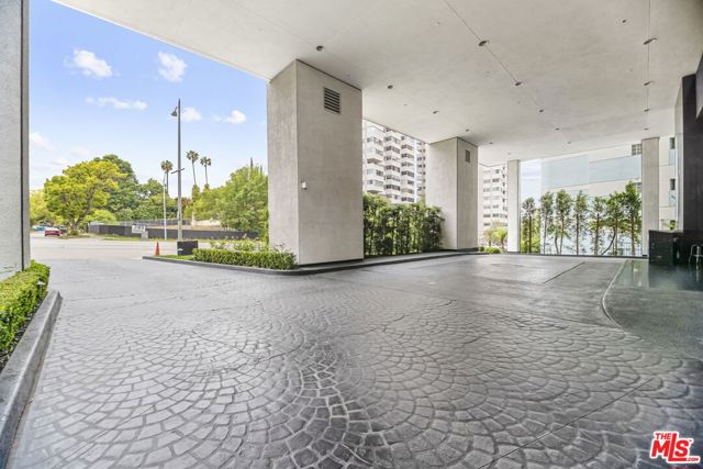 10350 Wilshire Boulevard, Los Angeles CA: https://media.crmls.org/mediaz/8548f1ef-03ce-49f3-8533-1d50071bf932.jpg
