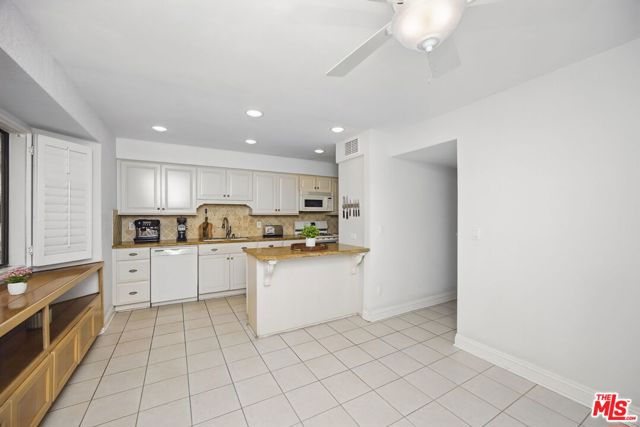 10229 Variel Avenue, Chatsworth CA: https://media.crmls.org/mediaz/85497285-048b-47f2-8cba-63b4b7e24d87.jpg