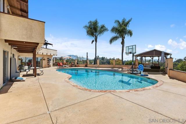 4816 Redondo Dr, La Mesa CA: https://media.crmls.org/mediaz/8549ce21-10f4-4cf1-970a-ecb9aba79113.jpg
