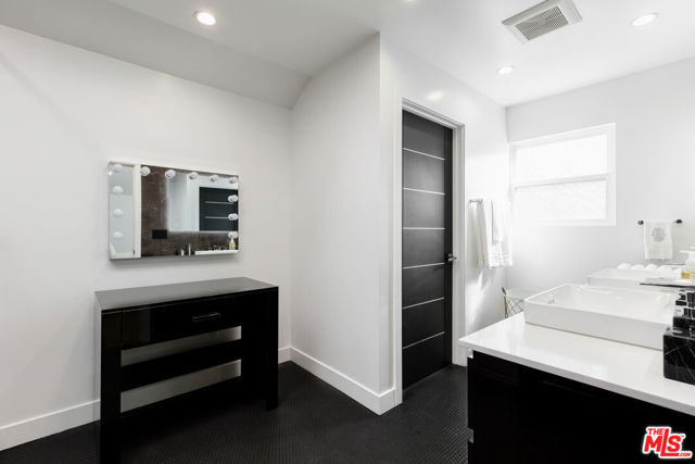 18721 Hatteras Street, Tarzana CA: https://media.crmls.org/mediaz/854a3fd4-6d05-484d-815e-638b71d7eb0d.jpg