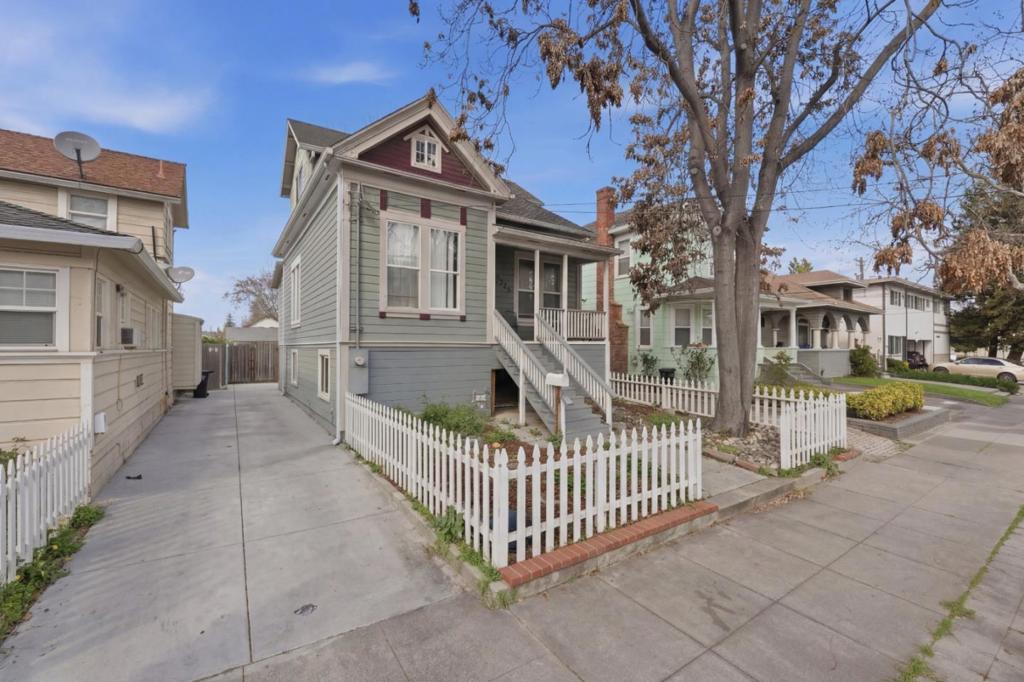 325 E Saint John Street