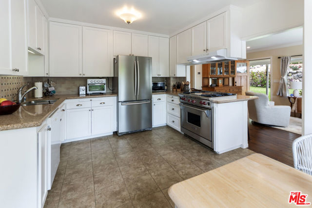 2916 Henrietta Avenue, La Crescenta CA: https://media.crmls.org/mediaz/854b102b-8ba3-4cc2-a770-c3e2130c7d81.jpg
