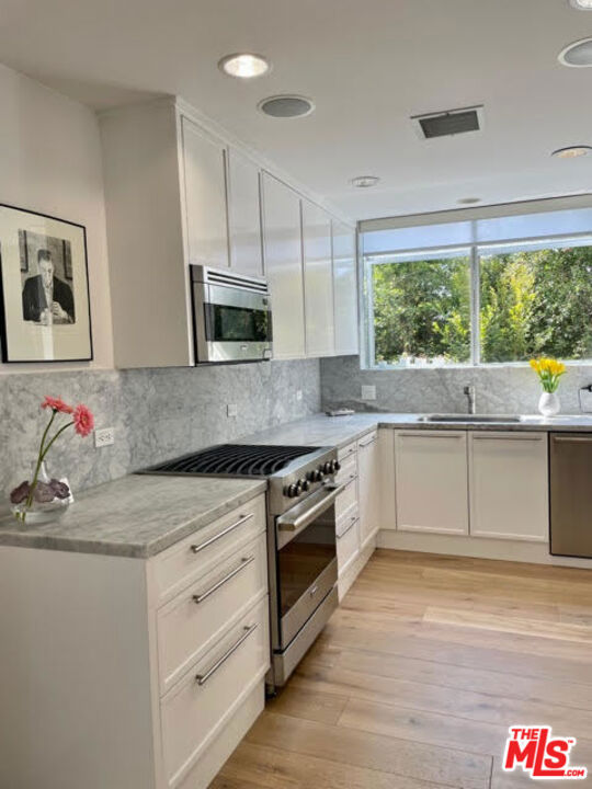 9033 VISTA GRANDE Street, West Hollywood CA: https://media.crmls.org/mediaz/854b14ff-e06b-4597-af19-c65b3cc6d788.jpg