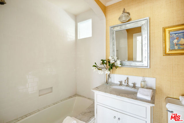 130 S Cliffwood Avenue, Los Angeles CA: https://media.crmls.org/mediaz/854b67dc-cfca-455b-8177-9489b12223bb.jpg