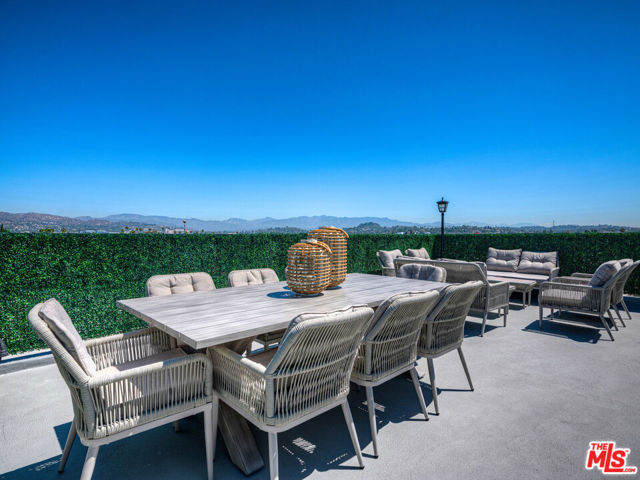 338 N Mariposa Avenue, Los Angeles CA: https://media.crmls.org/mediaz/854b80d9-870c-464a-a297-59243b6dfc39.jpg