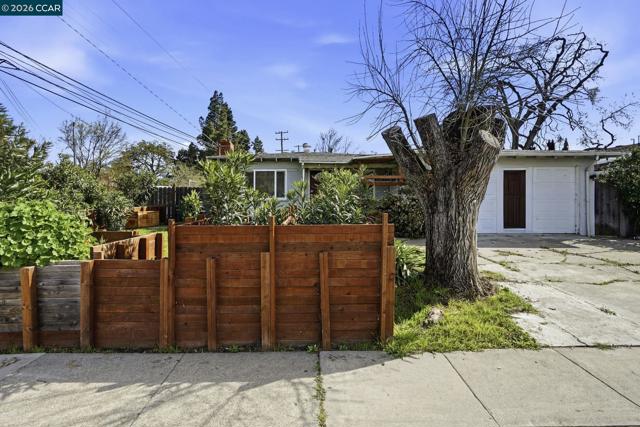 1990 Sunshine Dr, Concord CA: https://media.crmls.org/mediaz/854c2735-a605-473f-91c3-9c827826369d.jpg