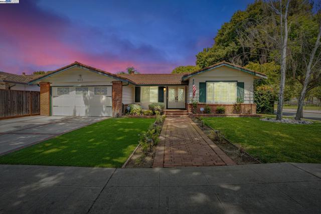 903 Lanewood Dr, San Jose CA: https://media.crmls.org/mediaz/854d48cb-7130-459e-8f21-2068648542a6.jpg