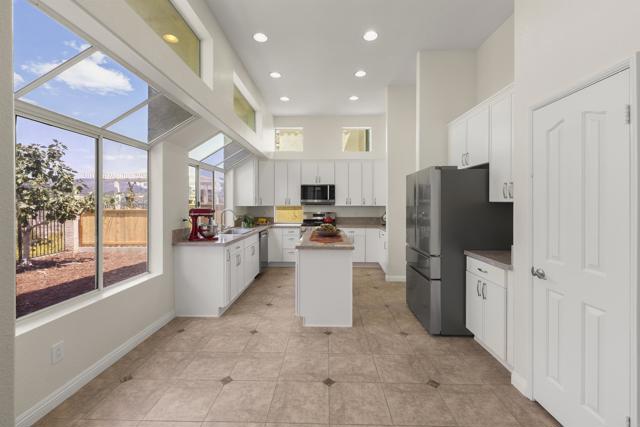 Detail Gallery Image 10 of 60 For 9432 Hito Ct, San Diego,  CA 92129 - 5 Beds | 3 Baths