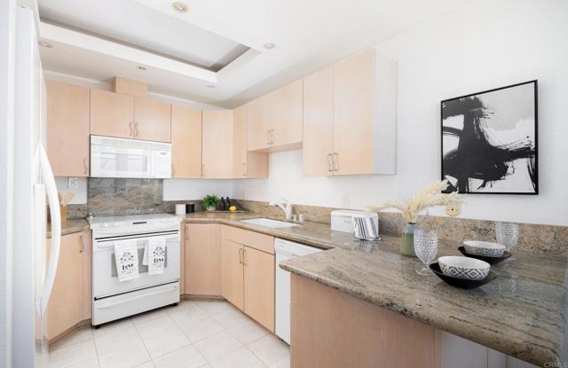 Detail Gallery Image 9 of 26 For 424 Stratford Ct #B11,  Del Mar,  CA 92014 - 2 Beds | 2 Baths