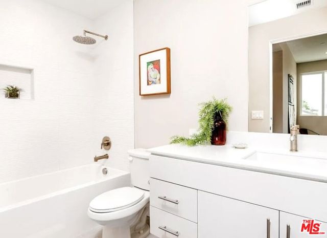 1246 1/2 Gordon Street, Los Angeles CA: https://media.crmls.org/mediaz/854e79b9-d688-4db7-ae7e-8e9a63ff47b8.jpg