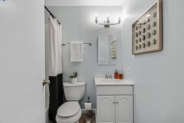 2207 Segundo Ct, Pleasanton CA: https://media.crmls.org/mediaz/854ef75d-080f-434b-add8-c770a401ac66.jpg