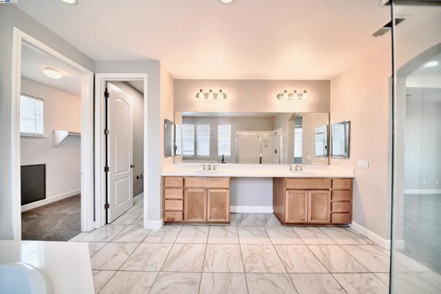 1069 Dry Creek Ct, Lathrop CA: https://media.crmls.org/mediaz/854ff786-a275-46e0-9965-18e7d51ff207.jpg