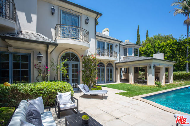 1154 Summit Drive, Beverly Hills CA: https://media.crmls.org/mediaz/8550866f-c130-461e-9e54-ce6c85d0d4c6.jpg
