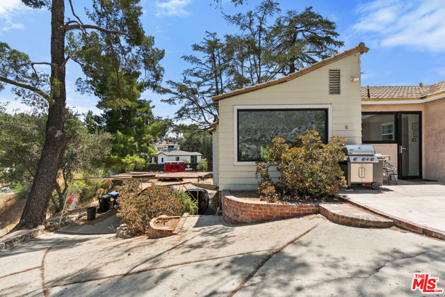 11320 Alethea Drive, Sunland CA: https://media.crmls.org/mediaz/8550c31b-de49-4ebc-aa66-791277d3719a.jpg