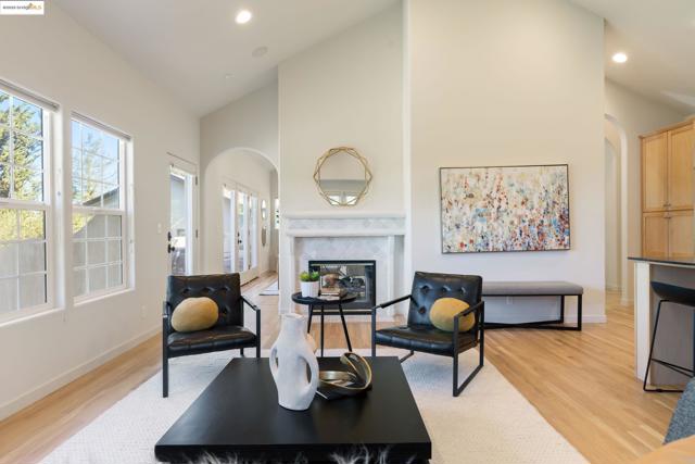 50 Pine Hills Ct, Oakland CA: https://media.crmls.org/mediaz/8551bbc8-463e-4ee4-9f85-d9513db15544.jpg
