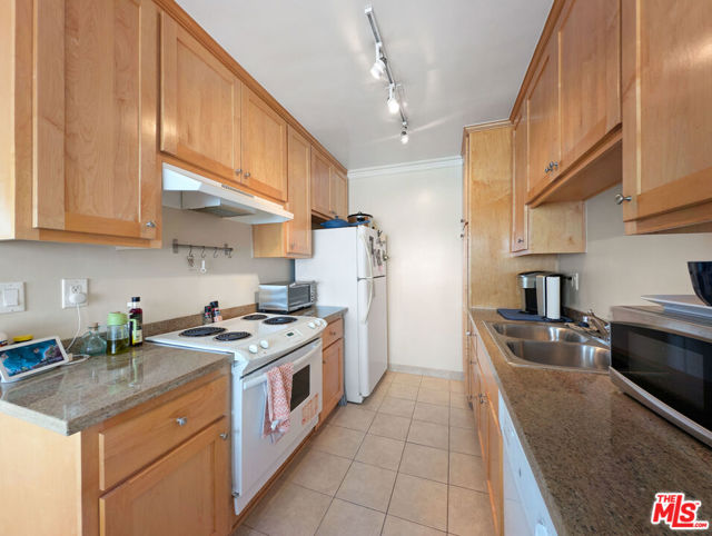 1538 11th Street, Santa Monica CA: https://media.crmls.org/mediaz/855244c8-067f-4487-a10a-1a7fb96dfbc2.jpg