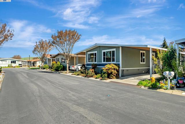 29270 Sandburg Way, Hayward CA: https://media.crmls.org/mediaz/85525149-00af-45bc-a795-e8048f837760.jpg