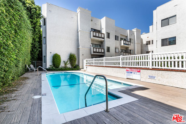 17914 Magnolia Boulevard, Encino CA: https://media.crmls.org/mediaz/85535c33-ba45-4131-8628-e0b83f068a30.jpg