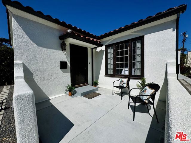 2128 Veteran Avenue, Los Angeles CA: https://media.crmls.org/mediaz/85537c85-b04d-4d19-b89e-56bffa0dd627.jpg