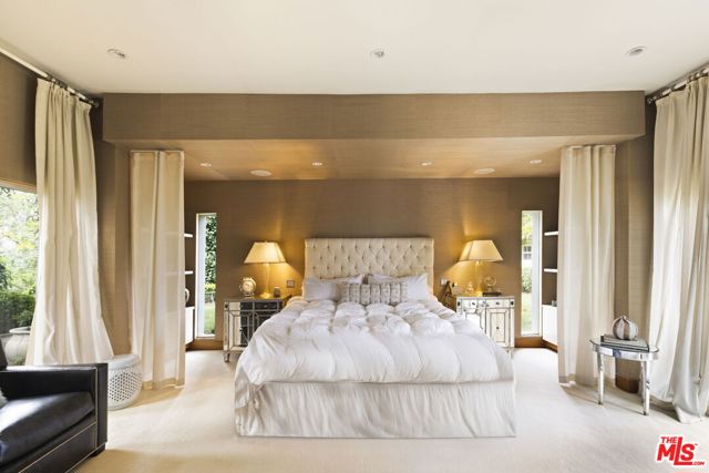 11531 Amanda Drive, Studio City CA: https://media.crmls.org/mediaz/85538631-6ce8-4cd6-9e3b-67f17e803bc5.jpg