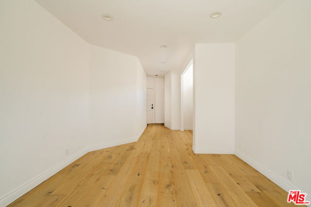 609 21st Place, Santa Monica CA: https://media.crmls.org/mediaz/85545ea7-522f-4313-a462-297d7892852d.jpg