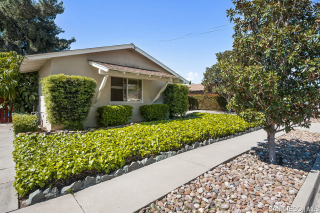 8365 Lake Adlon DR, San Diego CA: https://media.crmls.org/mediaz/8554cd0f-50b6-40e3-9b18-040310b83e8d.jpg