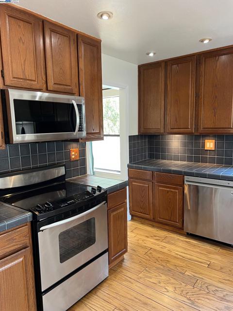 3242 Monika Ln, Hayward CA: https://media.crmls.org/mediaz/8555f5dc-5e57-46c6-a66f-1dfffa6ca06e.jpg