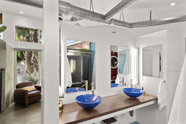 Image 18 of 30 For 2555 Junipero Avenue