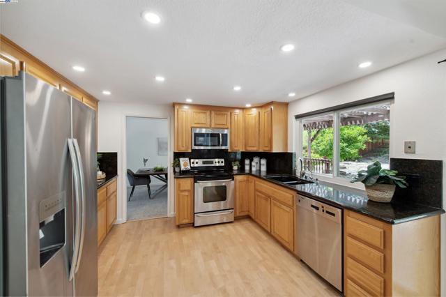 8658 Fenwick Way, Dublin CA: https://media.crmls.org/mediaz/85571d4c-390b-43b6-a234-251cceb63d32.jpg
