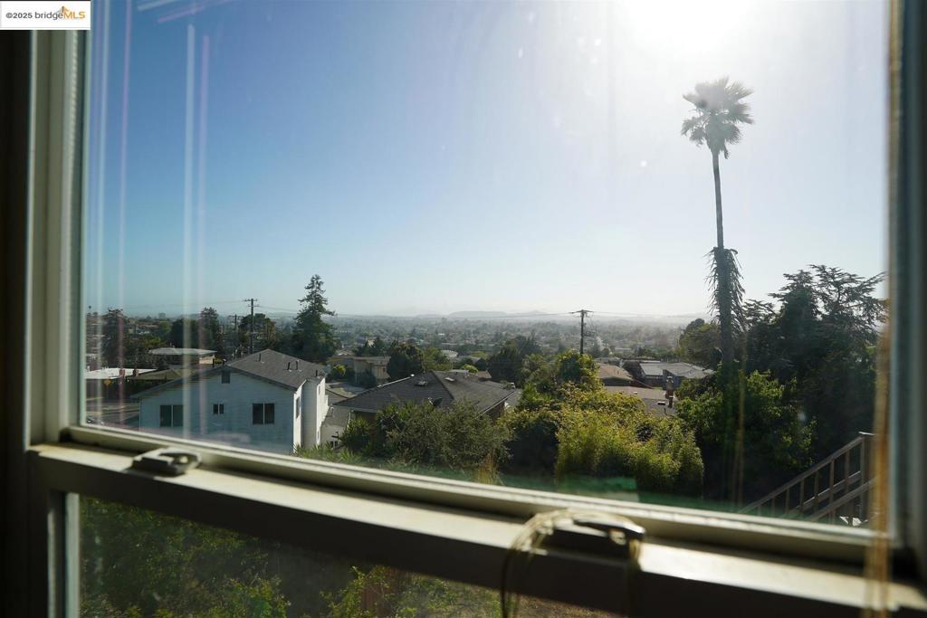 https://media.crmls.org/mediaz/8558fa8f-0399-4dc9-b924-5c4358954380.jpg?preset=X-Large