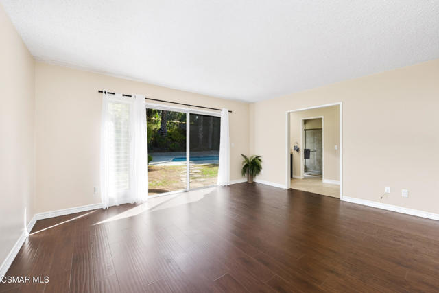 20027 Hiawatha Street, Chatsworth CA: https://media.crmls.org/mediaz/85593845-5adc-47ad-a985-ec353c34a46d.jpg