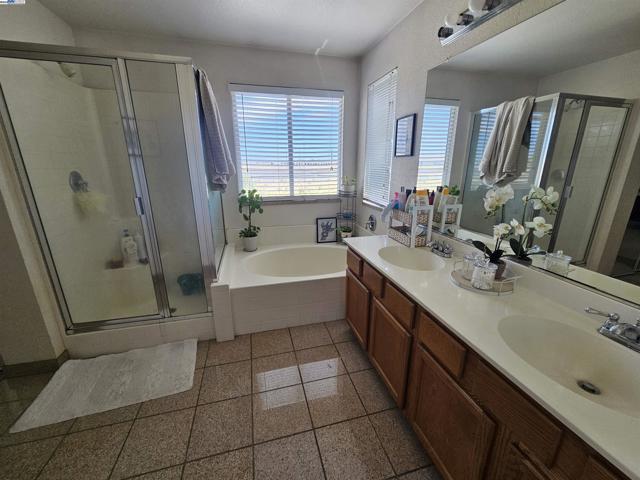 13440 Forestwood Way, Lathrop CA: https://media.crmls.org/mediaz/85597bd3-1ad5-4268-9c9a-70bb45bd2a72.jpg