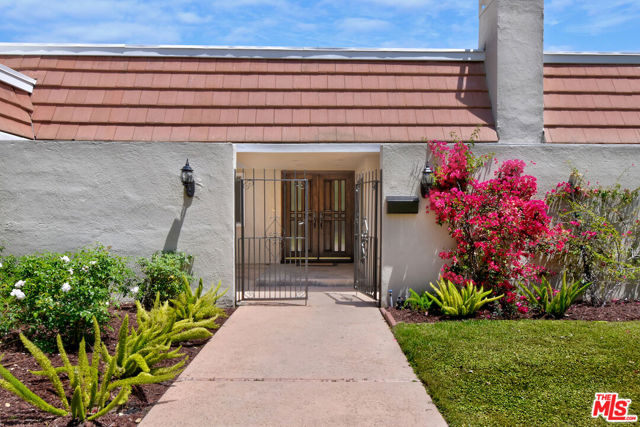 23637 Park Belmonte, Calabasas CA: https://media.crmls.org/mediaz/8559c0f4-32b6-4687-b7c6-6dca4399bee8.jpg