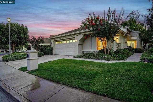 95 Goldspur Way, Brentwood CA: https://media.crmls.org/mediaz/855a105b-cbed-40fb-bec5-a83ec39edd16.jpg