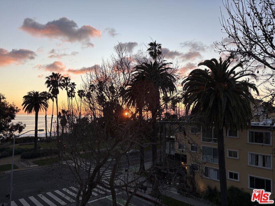 https://media.crmls.org/mediaz/855a5d02-e255-4fa4-b83e-29372e665e93.jpg?preset=X-Large