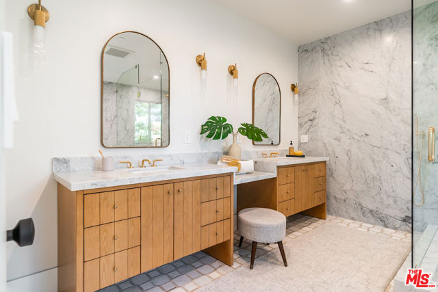 3076 Glenhurst Avenue, Los Angeles CA: https://media.crmls.org/mediaz/855a5d39-a5ce-484e-b133-051fbfcb4c09.jpg