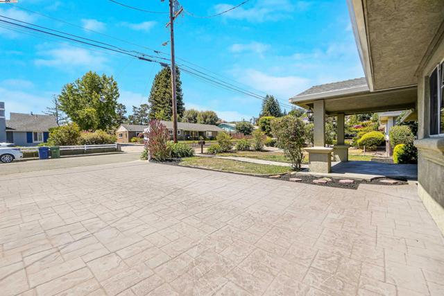 17526 Parker Rd, Castro Valley CA: https://media.crmls.org/mediaz/855a83fc-8837-46d4-9552-25c4beaeddbe.jpg