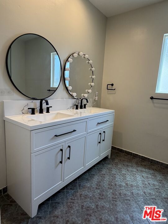 https://media.crmls.org/mediaz/855b62bc-55c9-4975-ba89-eb13f33d2ce5.jpg?preset=X-Large